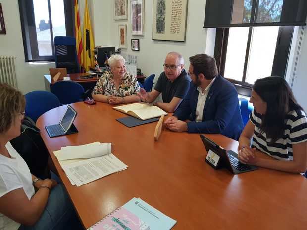 La alcaldesa de corbera, Montserrat febrero -en el centro-, junto al conseller de educación -a su derecha-