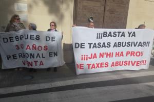 Sube la indignación en El Prat: miles de vecinos salen a la calle y advierten que "acaba de empezar"