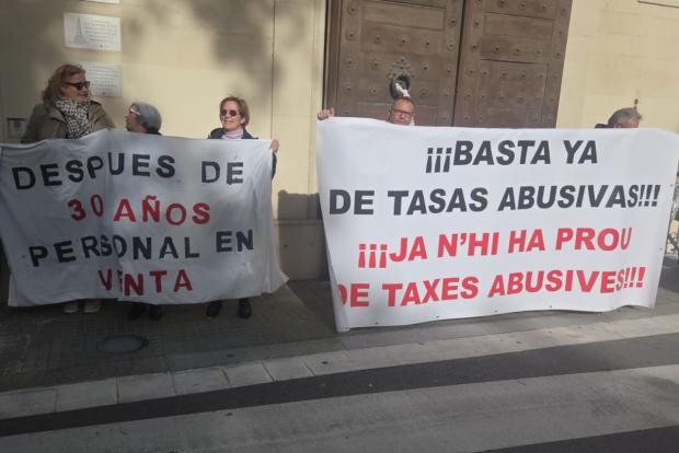 Sube la indignación en El Prat: miles de vecinos salen a la calle y advierten que 'acaba de empezar'