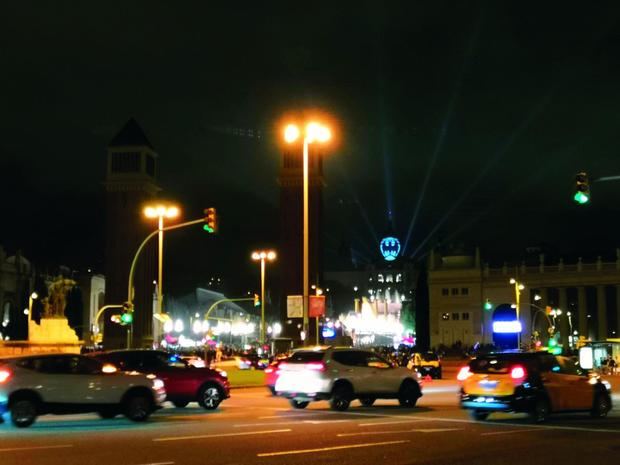 Proyección del símbolo de Batman en la plaza España de Barcelona, con motivo del Batman Day.