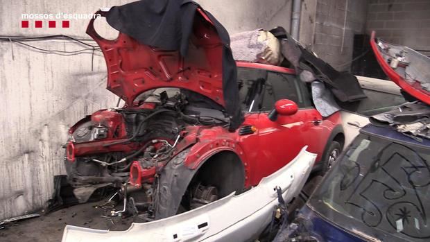 Uno de los coches sustraídos hallado en el taller por la policía.