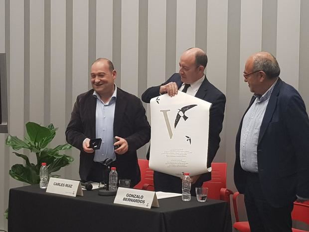 El alcalde Carles Ruiz -izquierda- entregando el diploma y la insignia de 'amVaixadorxs' de Viladecans a Gonzalo Bernardos -en el centro-.