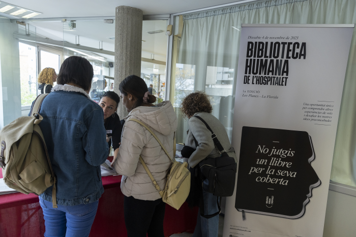 Los 'libros' cuentan sus propias historias: la Biblioteca Humana de L'Hospitalet llega a Sant Josep