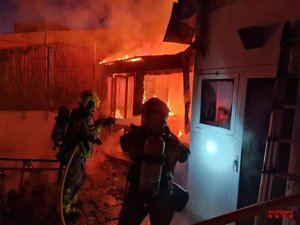 Los vecinos de un bloque de Gavà se han visto obligados a desalojar sus hogares por un incendio en la terraza de un dúplex 