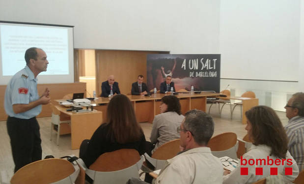 Bombers de la Generalitat i empreses de serves bàsics comparteixen la seva experiència amb els tècnics municipals del Baix Llobregat