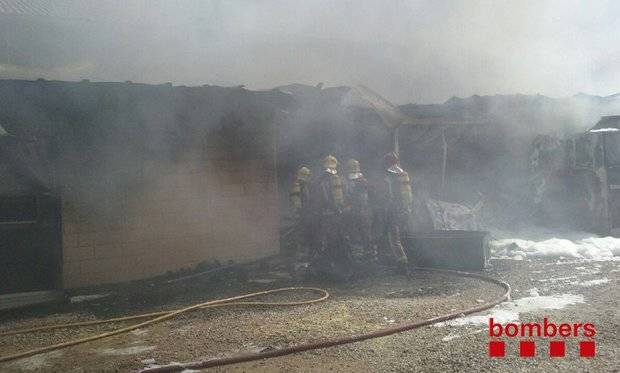 Un incendi crema la fàbrica de pistoles d’aire comprimit Gamo de Sant Boi