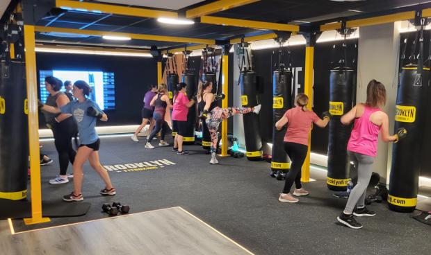 600 personas enloquecen 'a saco' con el fitboxing: el deporte que arrasa en todo el mundo llega a Sant Boi