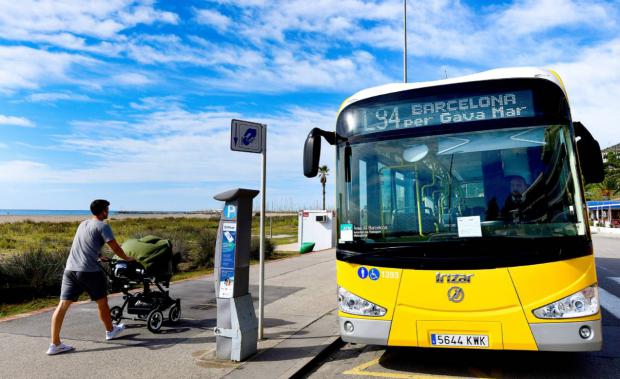 Verano en bus: nuevas frecuencias y servicio gratis para ir a las playas del Baix Llobregat