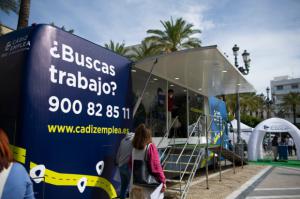 Este autobús recorre la provincia de Barcelona buscando nuevos empleados