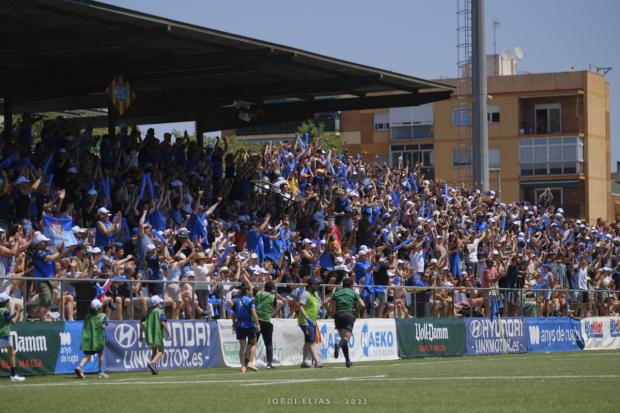 Espectadores animando a su equipo