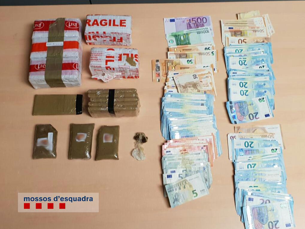 Cuatro detenidos en una peluquería de Cornellà por tráfico de drogas
