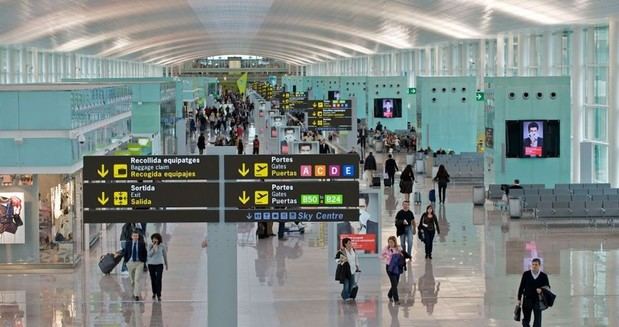 La actividad del Aeropuerto de Barcelona-El Prat vuelve a caer a la mitad en el inicio de la temporada estival