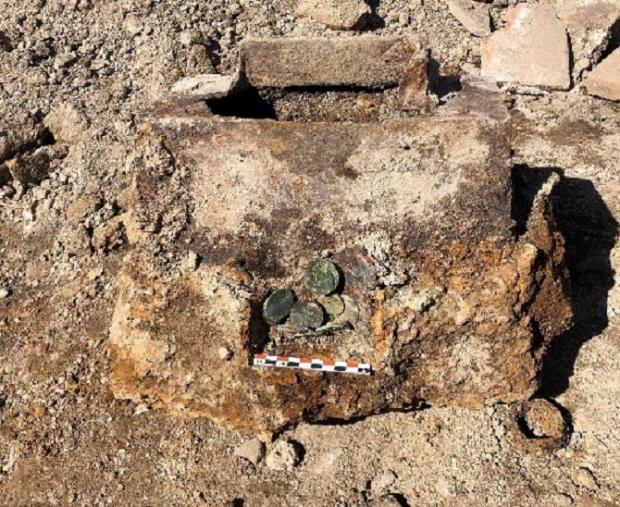 Un 'cofre del tesoro' en una excavación de la Fira Gran Via: 620 monedas con dos siglos de historia