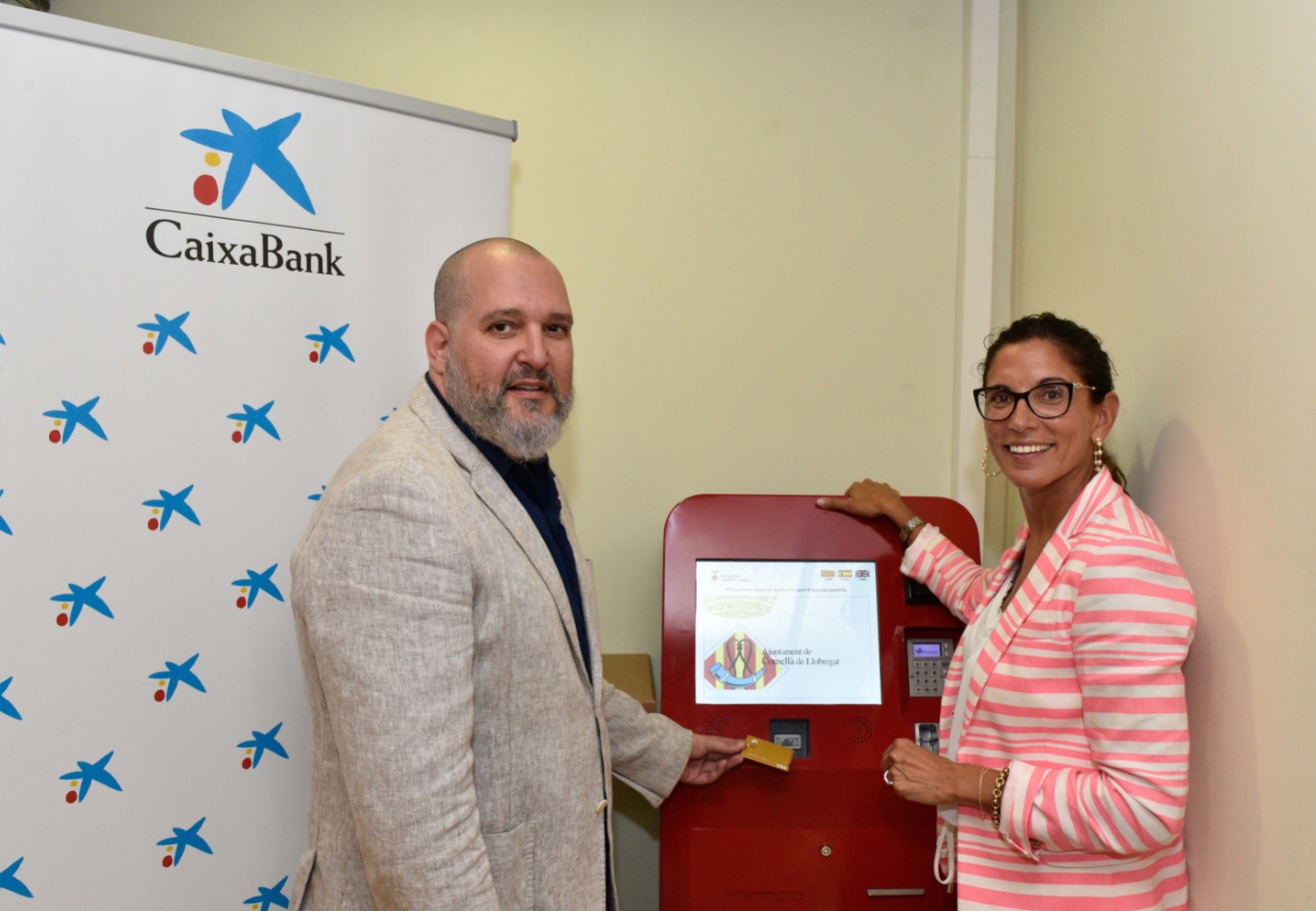 CaixaBank instal·la a Cornellà un caixer dedicat a gestions municipals
