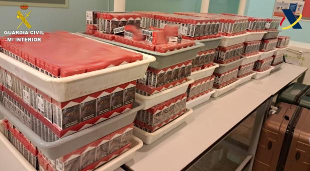 Contrabando en familia en El Prat: maletas llenas de tabaco, un carrito robado y un bebé con dinero en el pañal