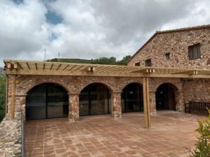 Cal Ganxo se prepara para los Casales de verano con una pérgola para combatir el calor