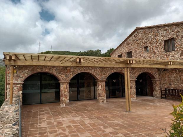 Cal Ganxo se prepara para los Casales de verano con una pérgola para combatir el calor