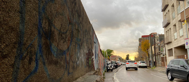 Comienzan a colocar vallas de obra por el soterramiento en la calle Mossèn Cinto Verdaguer