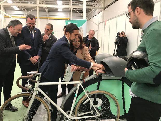 El conseller Calvet durante la inauguración de la primera feria de movilidad sostenible de Catalunya.