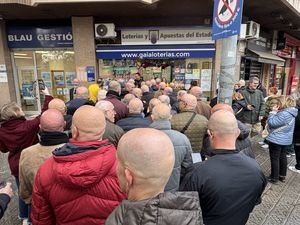 ¡Frota tu calva y atrapa el Gordo de Navidad! La lotería más loca llena Sant Boi de décimos y calvos
