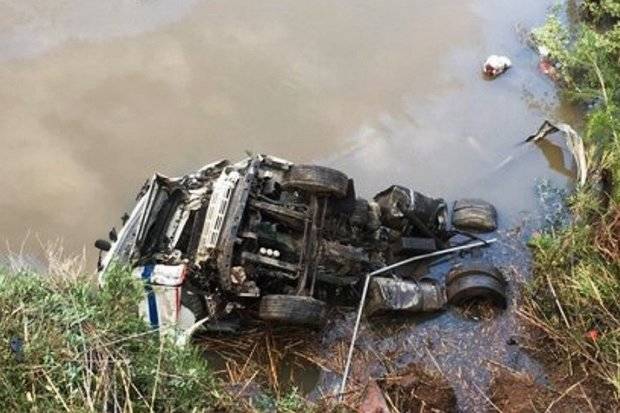 Retiren, a Collbató, el camió accidentat caigut al riu Llobregat