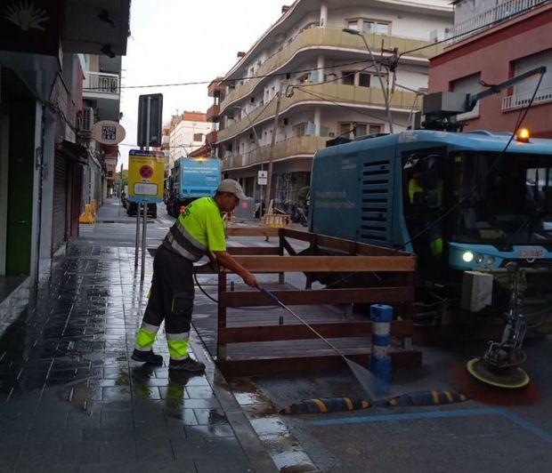 Continua la limpieza intensiva en las calles en el centro de Castelldefels