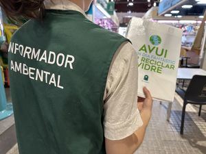 En busca de 'oro verde' en L’Hospitalet. Campaña en los mercados para facilitar el reciclaje de vidrio