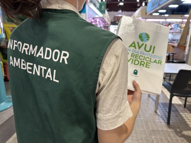 En busca de 'oro verde' en L’Hospitalet. Campaña en los mercados para facilitar el reciclaje de vidrio