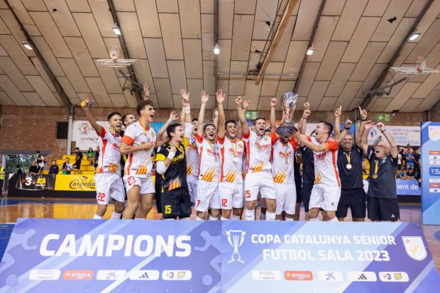 Industrias Santa Coloma y AE Les Corts UBAE levantan el trofeo en las finales de la Copa Cataluña masculina y femenina.