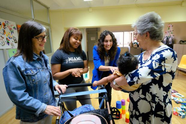 'Canas y Cunas', el programa de L'Hospitalet que conecta a madres jóvenes y mujeres mayores