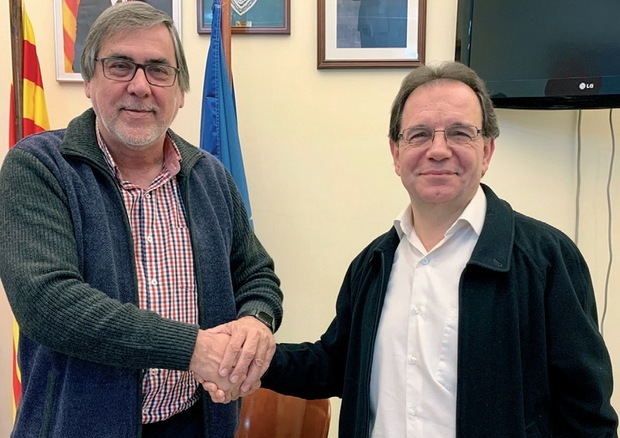 Enric Carbonell -izquierda-, alcalde del PSC en Sant Esteve, firmando el nuevo acuerdo por el que Joan Galceran -derecha- es nombrado primer teniente de alcalde