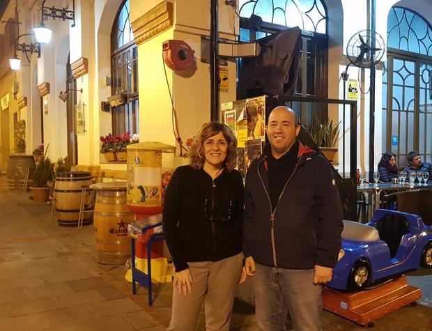 Carme Rallo -esquerra- amb el regidor d'ERC, David Sánchez, a la porta del Bar Casino de Sant Esteve Sesrovires