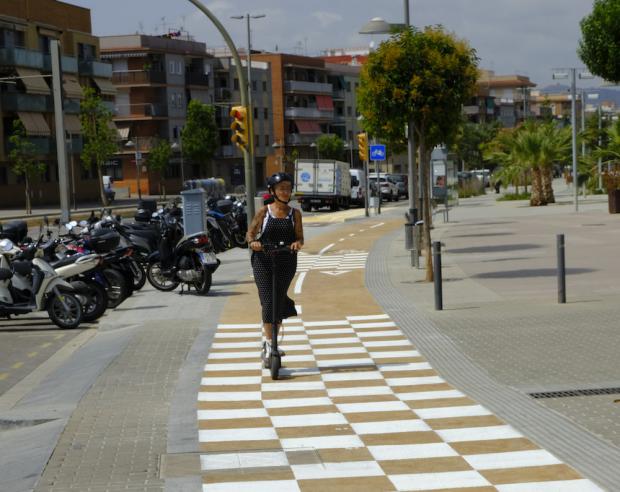 Carril bici en la Av. Barcelona de Sant Joan Despí