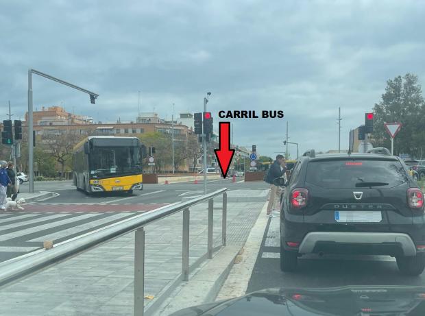 Increíble. Los autobuses esquivan el nuevo carril-bus de una conocida plaza de Castelldefels