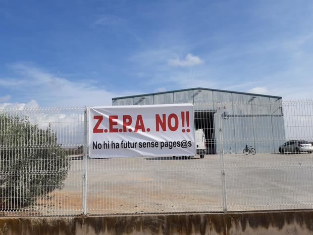 Los agricultores del Delta visibilizan su negativa a ampliar las ZEPA con una pancarta