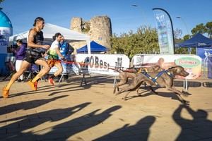 Castelldefels inaugura el CaniCross con gran participación y éxito