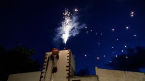Castelldefels abre las Fiestas del Mar con el décimo encendido de bengalas