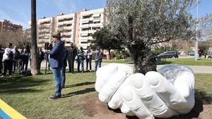 Castelldefels presenta la escultura "Give/Dar" de Lorenzo Quinn, un nuevo símbolo cultural para la ciudad