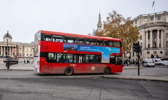 Llamativa promoción turística de la ciudad en los autobuses de Londres