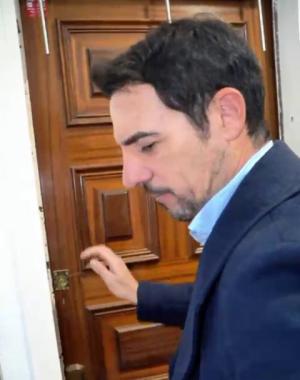 Castelldefels, sin contemplaciones con los okupas: así ha blindado un piso para que no vuelvan a entrar