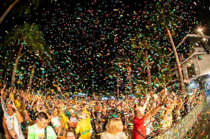 Campanadas, música y regalos: la Fiesta de Fin de Año de los 40 en Castelldefels