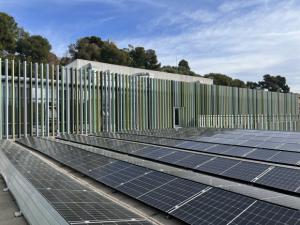 Placas solares para el autoconsumo de energía en tres equipamientos municipales de Castelldefels