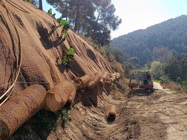 Castellví estabiliza el talud de la calle Everest para evitar futuros daños en el pavimento