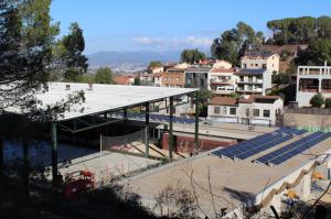 La pista polideportiva de Castellví cerrada por obras. Comienza la instalación de placas solares