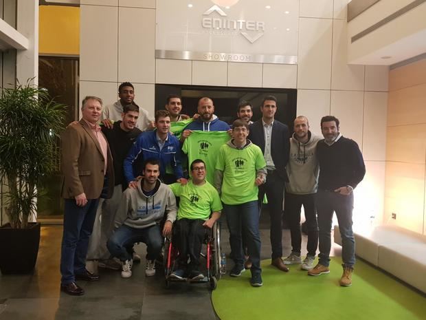 El equipo del Club Bàsquet Cornellà durante la presentación de la iniciativa 'Junts Som Més Forts' en la sede de su patrocinador, Ascensores Eninter, en Cornellà.