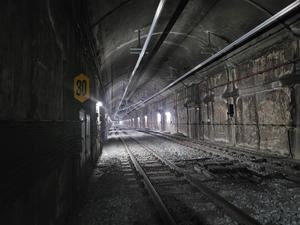 FGC finaliza la instalación de catenaria rígida en el túnel de la línea Llobregat-Anoia