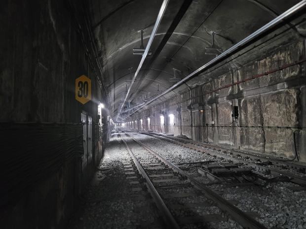 FGC finaliza la instalación de catenaria rígida en el túnel de la línea Llobregat-Anoia