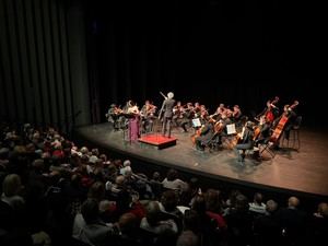 Cecilia Arroyo y la Orquesta Camerata Bacasis brillan en el Teatro Plaza