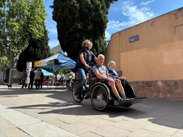Esplugues cuida de su gente mayor con un nuevo servicio gratuito de paseos en triciclo