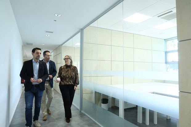 Manu Reyes y los concejales David Solé y Mar Sicilia visitan las instalaciones del CIEC